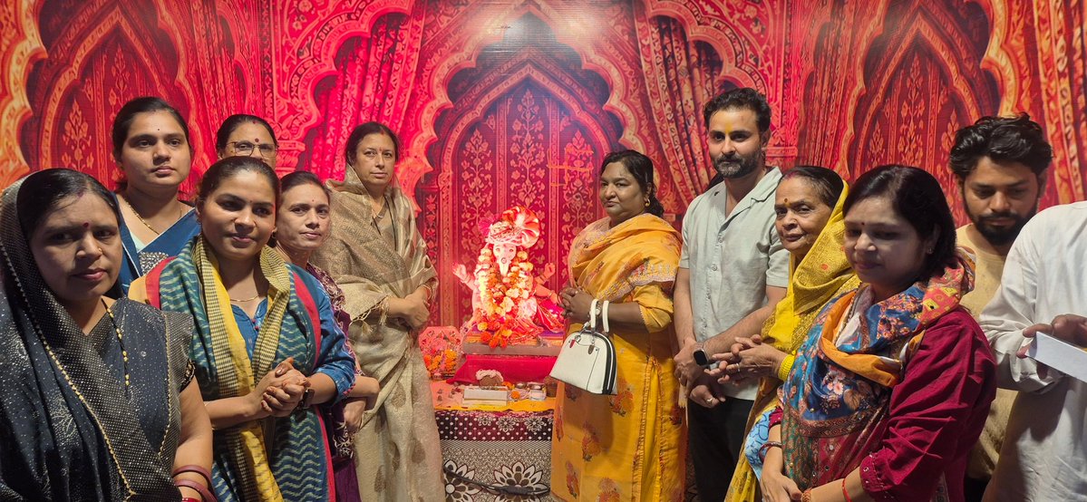 rishank_9's tweet photo. वक्रतुण्ड महाकाय सूर्यकोटि समप्रभ।
निर्विघ्नं कुरु मे देव सर्वकार्येषु सर्वदा॥ 🙏✨

आज भाजपा जिला कार्यालय, सागर में विराजमान भगवान श्री गणेश जी की संध्याकालीन आरती में सम्मिलित होकर धर्मलाभ प्राप्त किया।

इस पुनीत अवसर पर सागर की आदरणीय महापौर श्रीमती संगीता सुशील तिवारी जी, भाजपा जिलाध्यक्ष श्री श्याम तिवारी जी, महिला मोर्चा प्रदेश उपाध्यक्ष सुश्री याकृति जड़िया जी, एमआईसी मेम्बर संगीता शैलेष जैन, श्री अनिल तिवारी जी, श्री शैलेश केसरवानी जी एवं सुश्री निवेदिता रत्नाकर जी सहित मातृशक्ति व पार्टी पदाधिकारियों के साथ बप्पा की विधिवत पूजा-अर्चना की।

'गणपति बप्पा मोरया' के जयघोष से गूंजते परिसर में मन श्रद्धा से भर उठा। बप्पा से यही भावपूर्ण प्रार्थना है कि वे हमारे देश और प्रदेश को सुख, शांति और समृद्धि का आशीर्वाद दें।🌺

#Ganeshotsav #GanpatiBappaMorya #Sagar #BJP #MadhyaPradesh