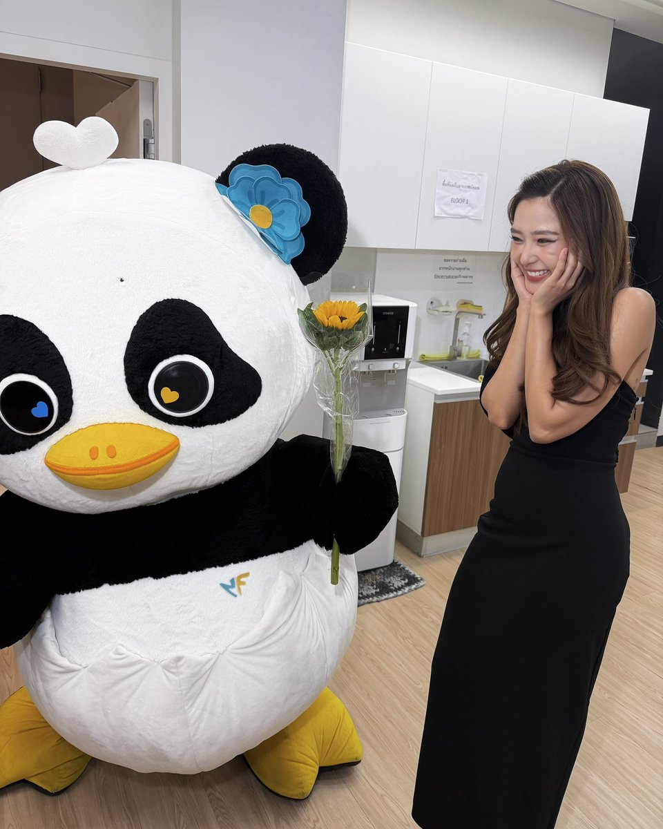 FANFILMFILM's tweet photo. ทูนหัวของคุณแม่ขาาา🐼🐣

❤️‍🩹 : วันนี้เขาซื้อดอกไม้มาให้ฟิล์ม
🤍 : หรออออ
❤️‍🩹 : ใช่ เขาบอกมีอะไรมาให้ แล้วเขาก็ปักไว้เปลือกไข่ของเขาข้างหลังอ่ะ แล้วบอกให้ฟิล์มหันไปก่อนห้ามแอบดู แล้วสักพักก็หันเอามาให้
🤍 : คุณลูกขามีแต่ “วันนี้หนูอยากกินแซลมอนจ้ะ หนูอยากกินแฮนโดจ้ะ หนูอยากินนู้นนี่นั่น” 
❤️‍🩹 : วันนี้หนูให้รางวัลชีไปแล้ว เปย์ไปละ