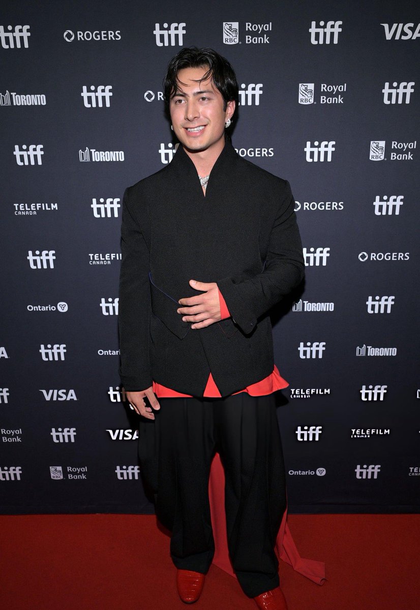 ClaraPeredia's tweet photo. Wtf this can't be Hudson Williams?? 😫 Fire your stylist right now https://t.co/oSMMIz7FZL