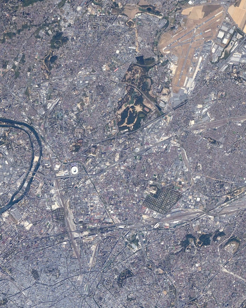 Soph_astro's tweet photo. Jour 217, orbite 3363 – À l’occasion des Journées européennes du patrimoine, Paris ouvre ses portes… et l’ESA aussi ! La capitale célèbre son histoire, sa culture et ses lieux emblématiques – amusez-vous à les retrouver sur cette photo et les différents gros plans ! 

Le siège de l’ESA, situé rue Mario Nikis dans le 15e, participe lui aussi à cette fête et vous invite à découvrir les activités de l’Agence. Beau week-end à tous !

📸 @esa / @NASA – S. Adenot

#εpsilon • @esaspaceflight • @ESA_fr • @Space_Station • @NASAJohnson • @CNES
