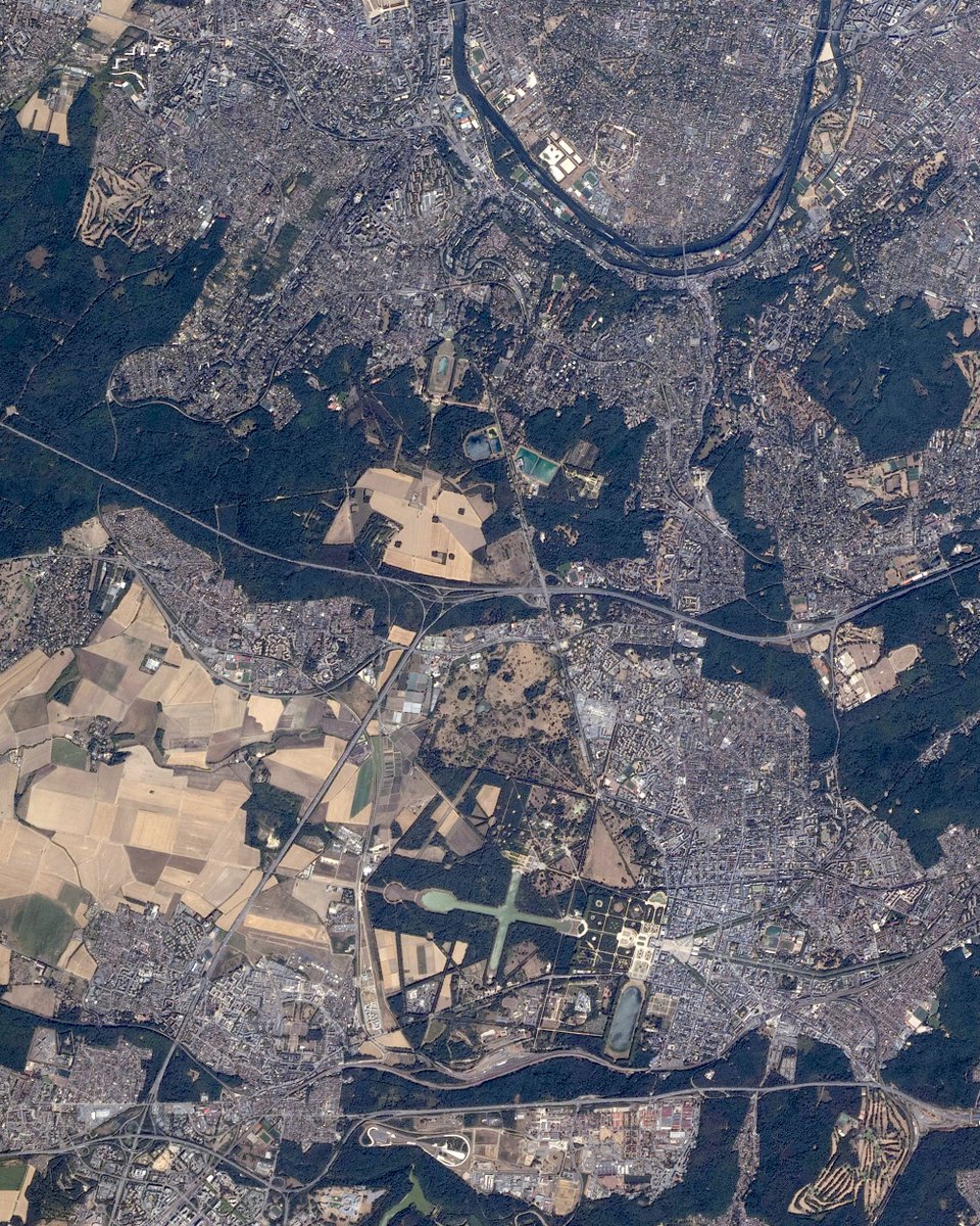 Soph_astro's tweet photo. Jour 217, orbite 3363 – À l’occasion des Journées européennes du patrimoine, Paris ouvre ses portes… et l’ESA aussi ! La capitale célèbre son histoire, sa culture et ses lieux emblématiques – amusez-vous à les retrouver sur cette photo et les différents gros plans ! 

Le siège de l’ESA, situé rue Mario Nikis dans le 15e, participe lui aussi à cette fête et vous invite à découvrir les activités de l’Agence. Beau week-end à tous !

📸 @esa / @NASA – S. Adenot

#εpsilon • @esaspaceflight • @ESA_fr • @Space_Station • @NASAJohnson • @CNES