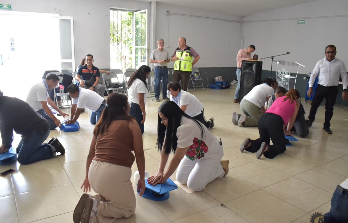 IsssteOaxaca_'s tweet photo. 1/3 Con la finalidad de contar con los conocimientos y habilidades para actuar de manera adecuada ante una emergencia, el Centro Cultural y Casa de Día Ricardo Flores Magón, fue sede de la capacitación “Uso de desfibrilador externo automático y reanimación cardiopulmonar (RCP)”. https://t.co/h5ETcYO0cT