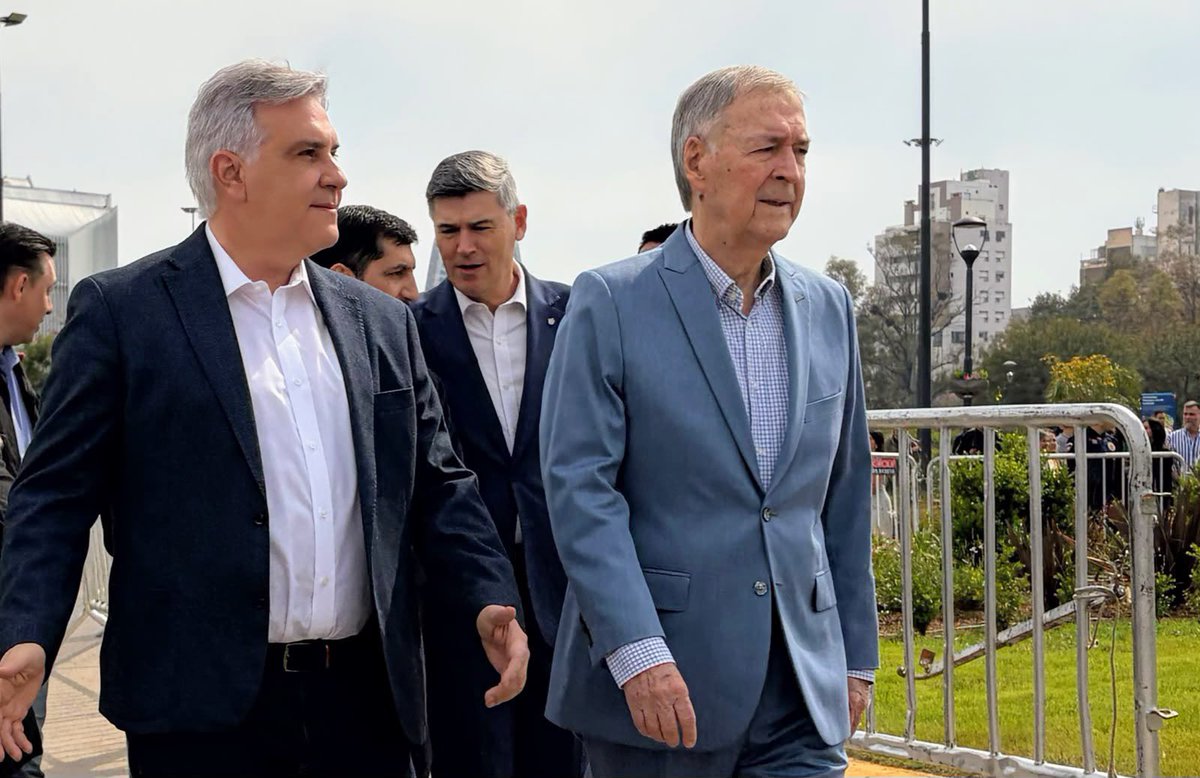 JSchiaretti's tweet photo. Este viernes, en el marco de los festejos por el Día de la Bandera Provincial, acompañé al gobernador @MartinLlaryora a la inauguración de la Plaza Central Papa León XIV.

Agradezco la invitación y la decisión del Gobernador de habilitar un nuevo espacio verde y pulmón urbano ubicado frente al Centro Cívico para que disfruten los vecinos.
@gobdecordoba
