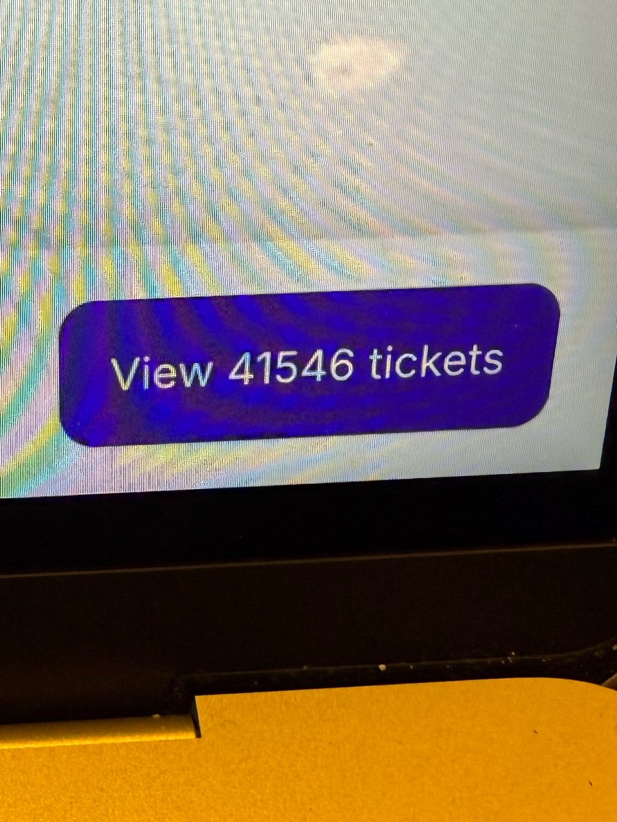 angelinasontour's tweet photo. oh ed sheeran the khia u are….more than half of the stadium doesn’t even want to go 💀💀💀 https://t.co/00Ion0isDF