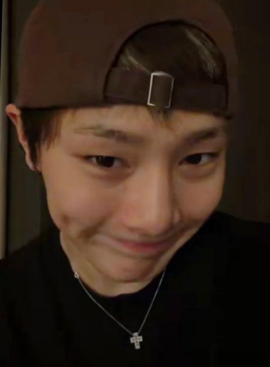 top_ayen's tweet photo. my precious bread crumb 🤏 https://t.co/J2poXMOnhX