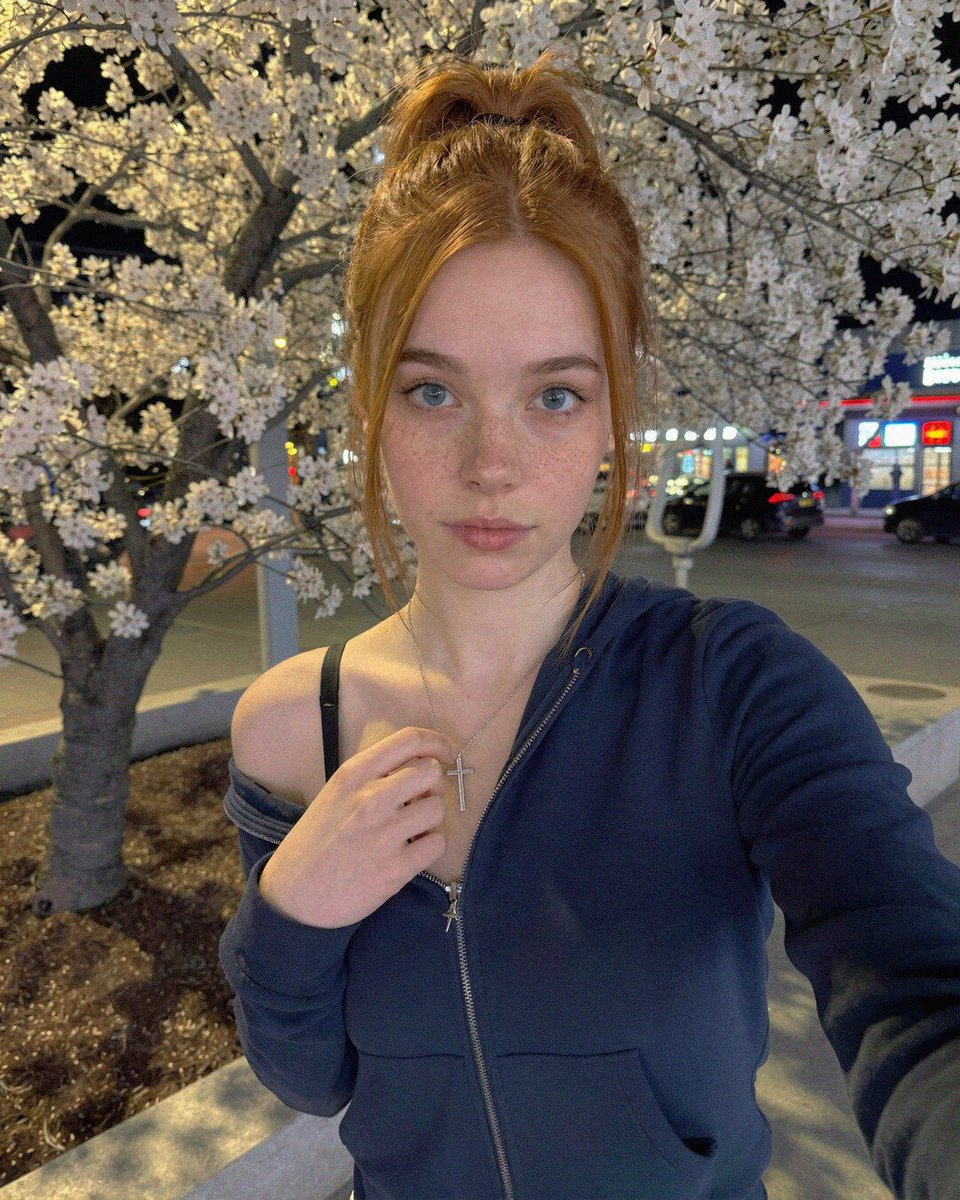 rotschopf21's tweet photo. Würdest du mit mir unter den Kirschblüten spazieren? 🌸 https://t.co/Y3NHQyB38Z