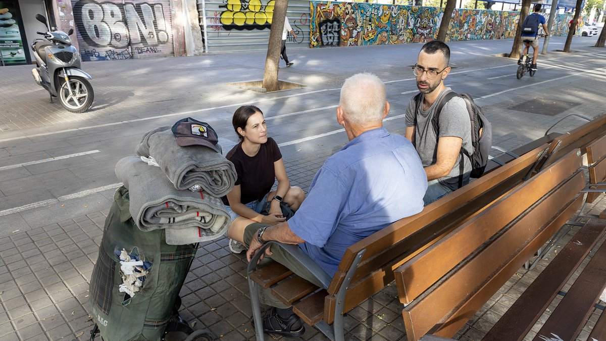 ArrelsFundacio's tweet photo. El nostre equip de carrer d’Arrels visita persones que viuen al ras a Barcelona per conèixer la seva realitat i saber quines són les seves necessitats. 

👉 En el següent vídeo t'expliquem com fem aquest acompanyament: https://t.co/0S9jnF6txa https://t.co/NhAANqFeps