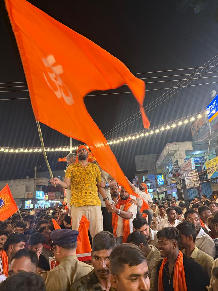 mepratap's tweet photo. ಹಿಂದೂ ಜಾಗರಣ ವೇದಿಕೆ ,ಹಿಂದೂ ಮಹಾಗಣಪತಿ ಪ್ರತಿಷ್ಠಾಪನ ಸಮಿತಿ ವತಿಯಿಂದ ಟಿ. ನರಸೀಪುರದಲ್ಲಿ ಏರ್ಪಡಿಸಲಾಗಿದ್ದ ಹಿಂದೂ ಮಹಾಗಣಪತಿಯ ಬೃಹತ್ ಶೋಭಾಯಾತ್ರೆ ಕಾರ್ಯಕ್ರಮದಲ್ಲಿ. https://t.co/btRBoyAKX4