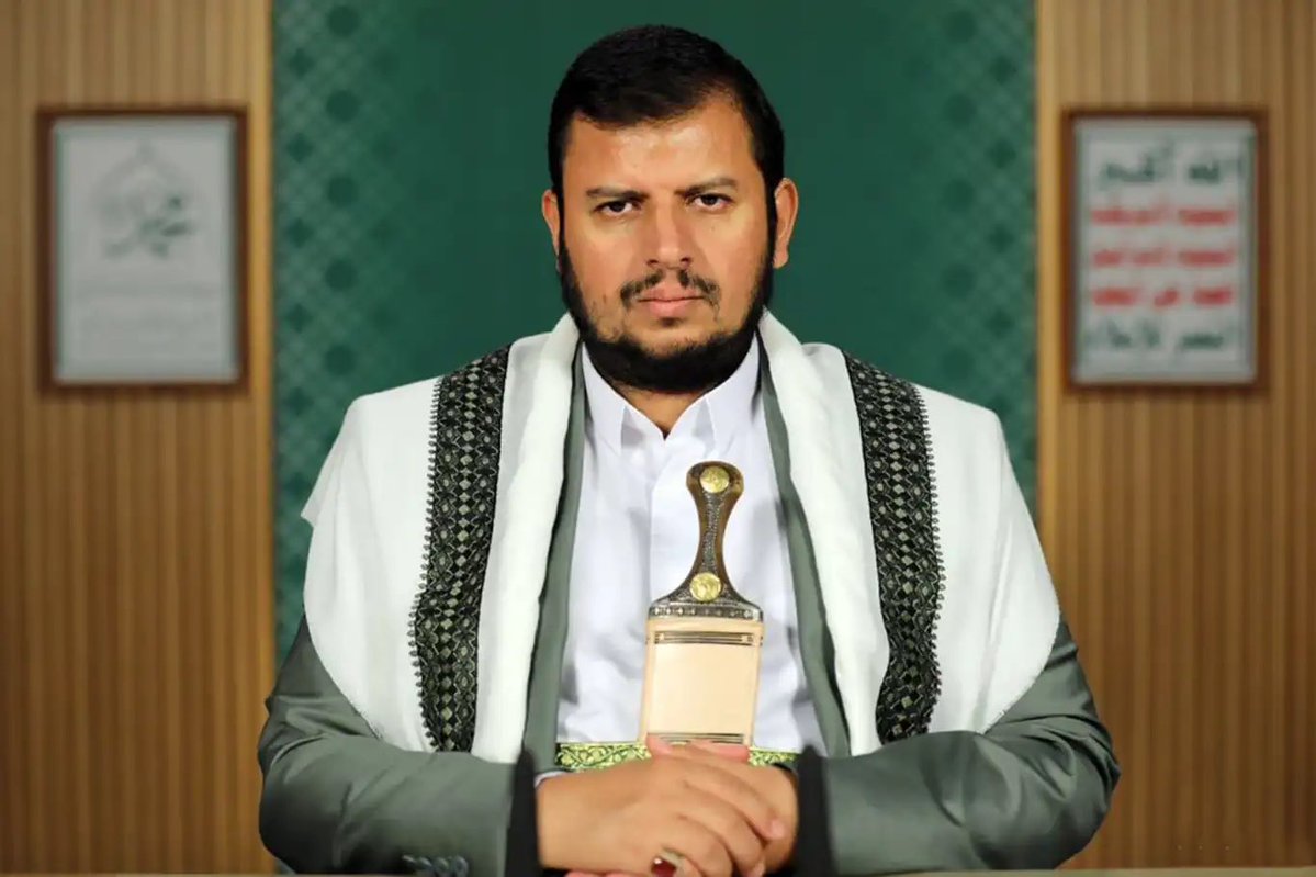 bsirinn's tweet photo. Suçlusun Ensarullah, suçlusun Abdülmelik El Husi!

Siz ki Aksa Tufanı için canınızı vermeyebilirdiniz. 

Siz ki Gazzeli kardeşleriniz için Kızıldeniz’i kilitlemeyebilirdiniz. 

Siz ki ABD ve İsrail’e boyun eğebilirdiniz. 

Siz ki diğer birçok İslam ülkesi gibi İsrail’i kınayarak bu süreci geçirebilirdiniz. 

Siz ki ABD’nin ileri karakolu Suudi hanedanı gibi Trump ile halay çekebilirdiniz. 

Siz ki Körfez ülkelerindeki işbirlikçiler gibi kadınlarınızı dans ettirerek Trump’ı karşılayabilirdiniz. 

Siz ki İsrail rejimi ile normalleşme yolunu seçebilirdiniz. 

Hayır yani;

Ne vardı zilleti değil de izzeti seçecek?

Ne vardı yani;

Yalın ayaklarla İsrail’e karşı cihad edecek?

Ne vardı;

ABD’ye Kızıldeniz’de diz çöktürecek?

Kusura bakmayın sizler suçlusunuz!

Konforu ve dünyalığı seçmediğiniz için suçlusunuz!

Parayı ve makamı seçmediğiniz için suçlusunuz!

Ama iyi ki suçlusunuz.

Cenab-ı Allah suçlarınızı arttırsın. 

Sizi bu suçlarınızla seviyor ve bizler de sizler kadar suçlu olmak için can atıyoruz. 

Rabbimiz sizden razı olsun.