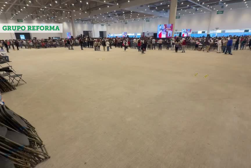 Reforma's tweet photo. La movilización no fue la esperada por los organizadores. Mientras la Presidenta Claudia Sheinbaum daba su discurso en el Centro de Congresos de Querétaro, una cuarta parte del recinto lucía vacía.

📹 Jorge Ricardo https://t.co/zJsY8mCEbK