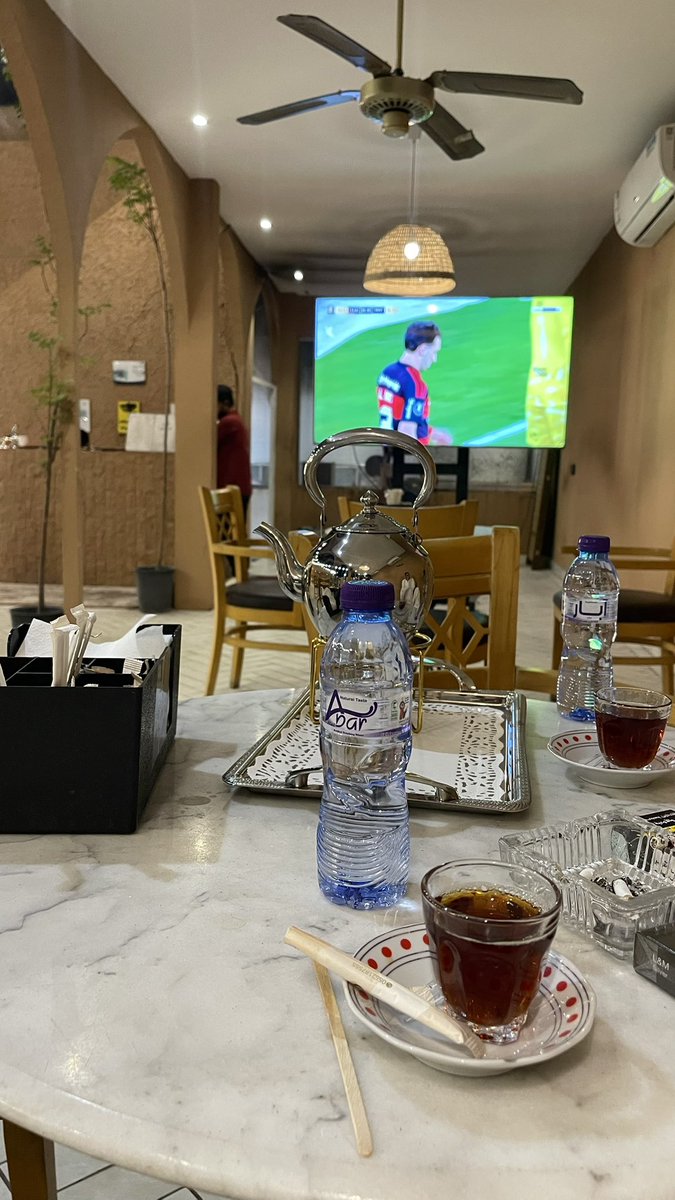 fwyrs81's tweet photo. @mdmd1680062 اذا فيه شي صاير والله اننا مادرينا متكي بمقهى وشاهي ودخان والامور طيبه https://t.co/MQk4gOqUbC