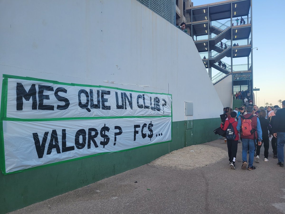 GxlDeNino_'s tweet photo. Club hermano, me la agarras con la mano.
Madridistas y culés, la misma mierda es. https://t.co/rfaUTTX5c1