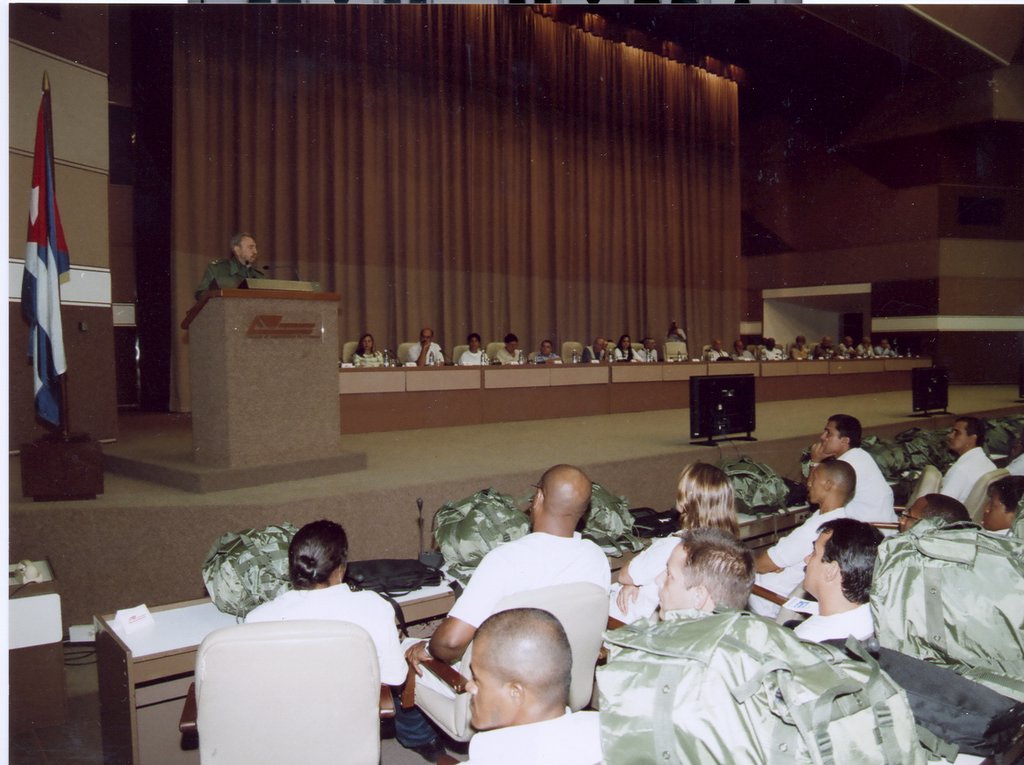 FSoldadodeIdeas's tweet photo. #FidelCastro en el acto de constitución de la brigada de médicos “Henry Reeve” en el Palacio de Convenciones, el 19 de septiembre de 2005.

https://t.co/QcmpugRWrT
#100AñosConFidel #Cuba #SomosContinuidad #RevoluciónCubana https://t.co/r7hTWS0eFx