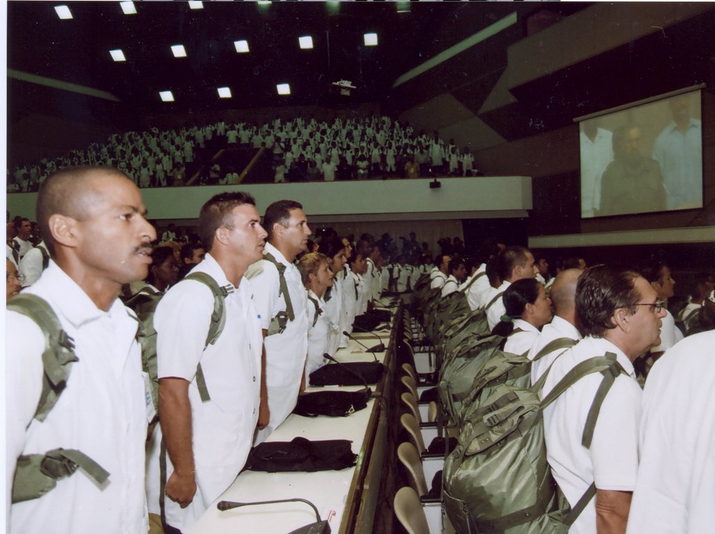 FSoldadodeIdeas's tweet photo. #FidelCastro en el acto de constitución de la brigada de médicos “Henry Reeve” en el Palacio de Convenciones, el 19 de septiembre de 2005.

https://t.co/QcmpugRWrT
#100AñosConFidel #Cuba #SomosContinuidad #RevoluciónCubana https://t.co/r7hTWS0eFx