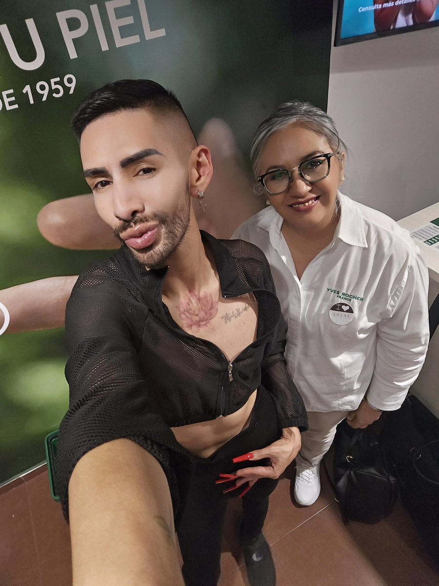 DramaQueenRemix's tweet photo. Hoy andamos en chinga con las labores #YvesRocher 🖤🔥 harta venta gracias a Dios 🖤 con mi #Lolis querida! 🖤 https://t.co/5K022DstM3
