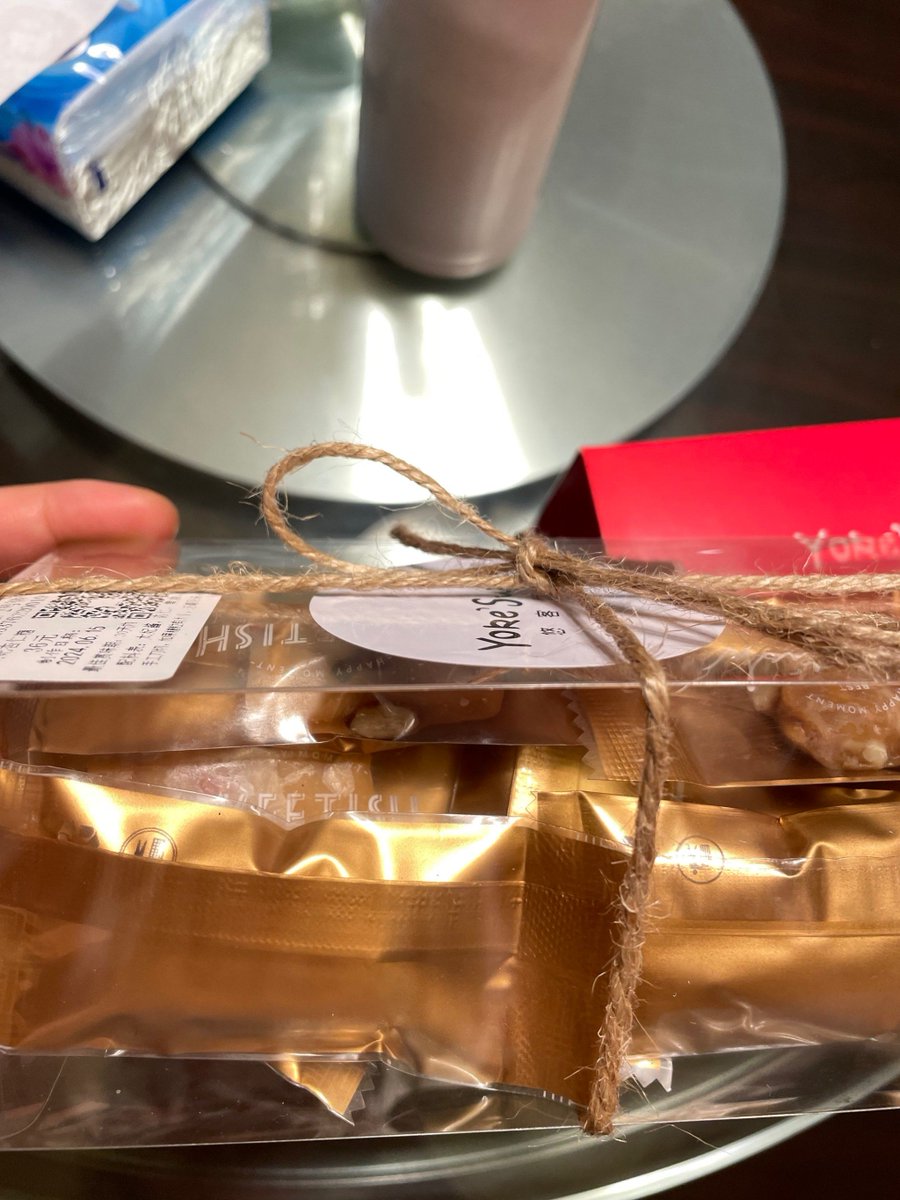 gobakimhj's tweet photo. @NextDoorNeighbors Our new neighbor’s left a batch of homemade chocolate chip cookies on our porch + a super nice note! Small joys make such big differences—love this neighborhood vibe! https://t.co/LNwAwroNKZ