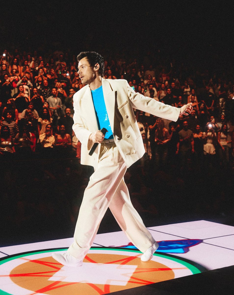 hsdtogethertour's tweet photo. Harry on stage at Madison Square Garden in New York City - September 12

📸 Anthony Pham https://t.co/3EWpzTKFrg
