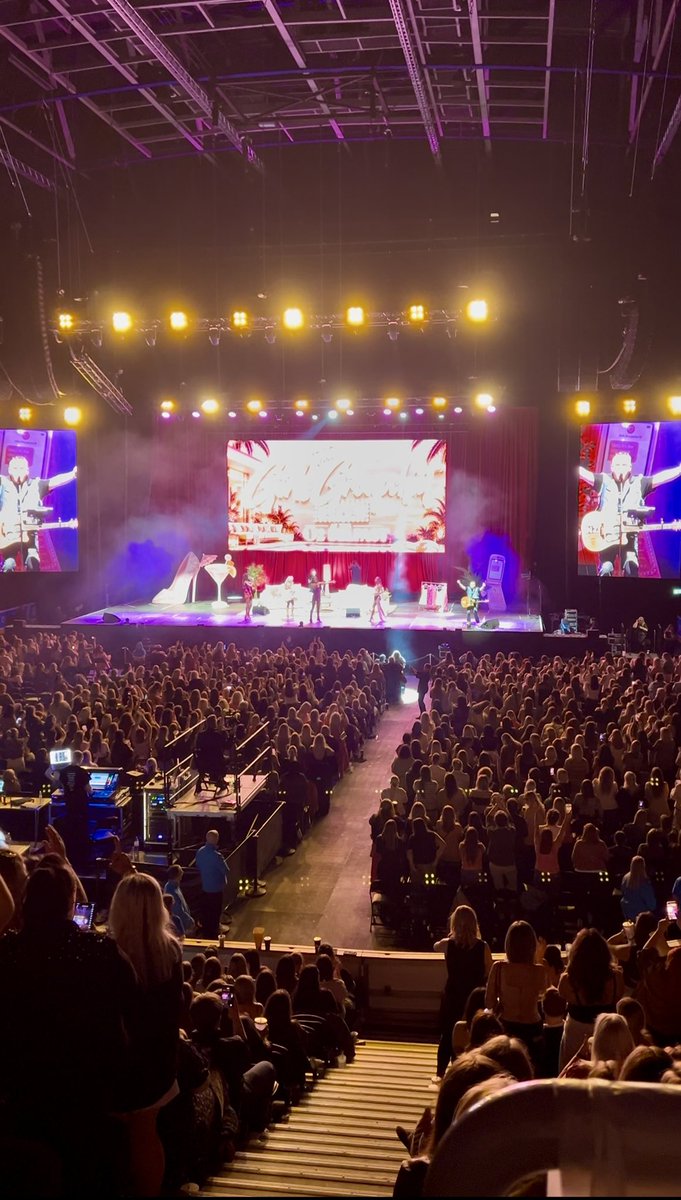 martymonemusic's tweet photo. It was an honor to Hit The Diff with The Girls Group Chat Podcast in the O2 Belfast 🔥

#martymone #O2belfast #hitthediff https://t.co/XrtrxAuL3O