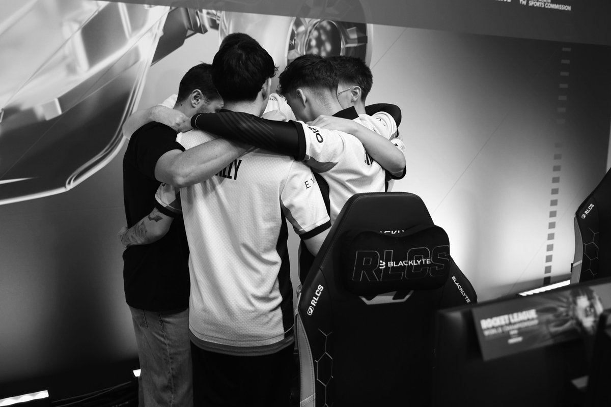 TeamVitality's tweet photo. C'est la fin de notre parcours aux Worlds 💔

Nous avons travaillé dur pour vous rendre fiers, pour jouer à notre meilleur niveau lors de ces Worlds et terminer notre saison en beauté.

Mais force est de reconnaître que nous n'avons pas été à la hauteur de nos attentes.

Merci à tous ceux qui nous ont soutenus jusqu'au bout.