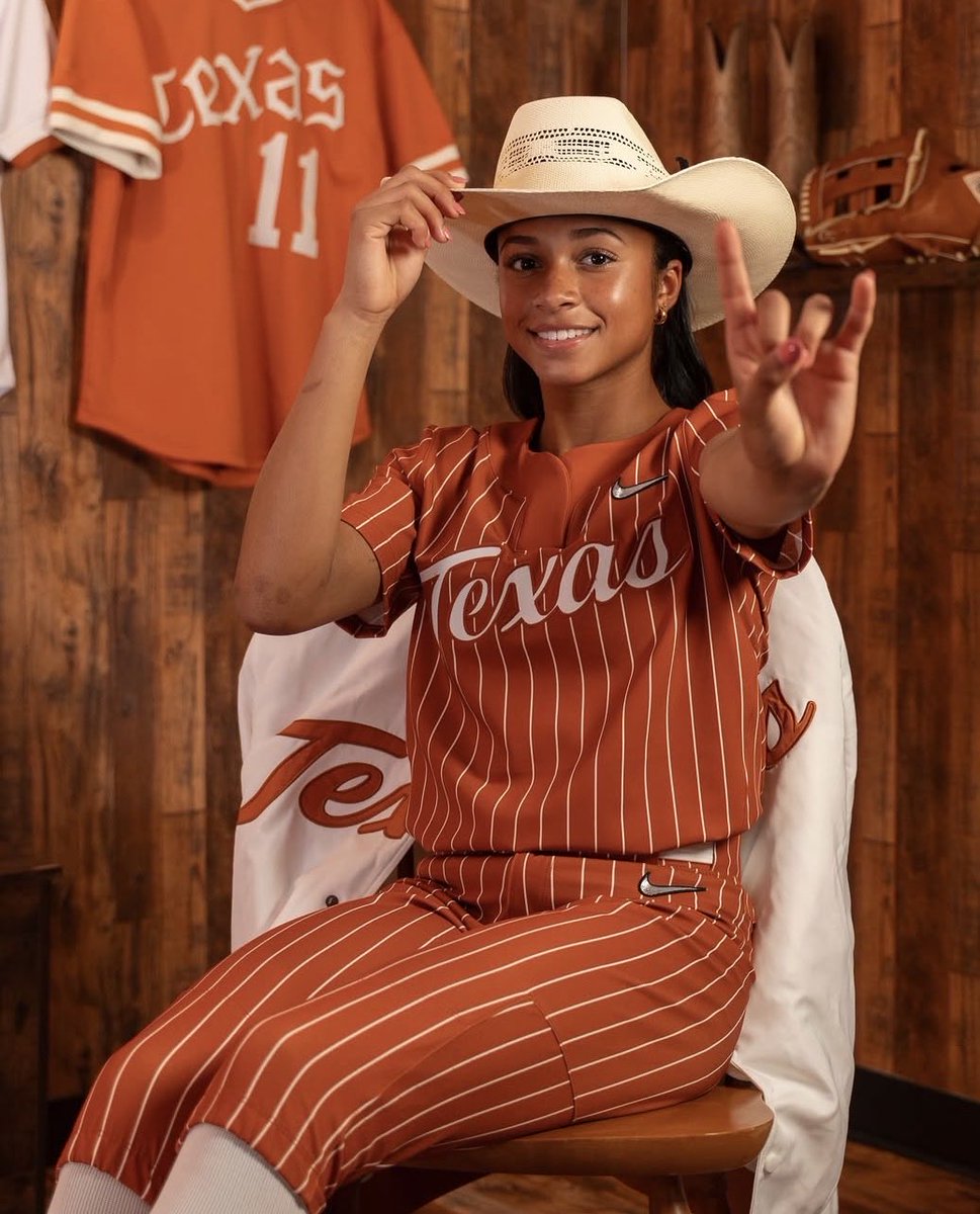 BradyVernon's tweet photo. Michaela Landers, The No. 1 recruit in the country, has committed to Texas 

https://t.co/mpkQzdI1CN https://t.co/ZJUhk82qOz