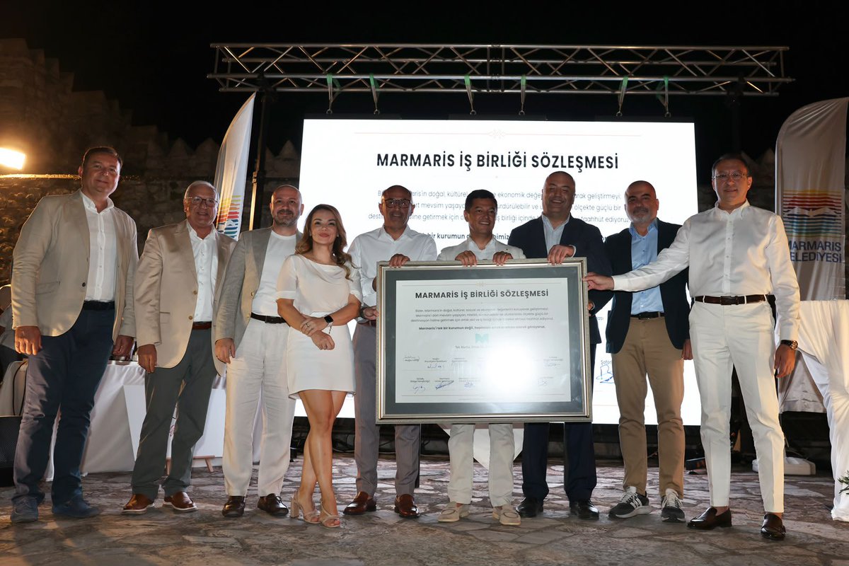 acarunlu's tweet photo. Marmaris için yeni bir sayfa açtık! 🤍

Yaklaşık iki yıldır kentimizin paydaşlarıyla birlikte yürüttüğümüz markalaşma çalışmalarının çıktılarını, bu akşam Marmaris Kalesi’nin eşsiz atmosferinde gerçekleştirdiğimiz Marmaris İş Birliği Lansmanı ile paylaştık.

Gecede, Marmaris’in tüm değerlerini ve zenginliklerini ortak bir kimlik altında buluşturmak üzere oluşturduğumuz yeni kent markamız MyMaris’i ve Marmaris’in yenilenen logosunu ilk kez tanıttık.

MyMaris; yalnızca yeni bir marka ya da logo değil, Marmaris’in doğasını, kültürünü, yaşam biçimini ve benzersiz ruhunu birlikte koruma, geliştirme ve dünyaya anlatma iradesidir.

Bu uzun ve değerli sürece emeğiyle, fikriyle ve desteğiyle katkı sunan tüm paydaşlarımıza; heyecanımızı paylaşarak bu özel gecede bizi yalnız bırakmayan konuklarımıza yürekten teşekkür ediyoruz.

Birlikte düşündüğümüz, birlikte ürettiğimiz ve geleceğini birlikte şekillendirdiğimiz Marmaris için şimdi MyMaris zamanı! 💙

—————————

We have opened a new chapter for Marmaris! 🤍

This evening, in the unique atmosphere of Marmaris Castle, we shared the outcomes of the branding process we have been carrying out together with our city’s stakeholders for nearly two years at the Marmaris Collaboration Launch.

During the evening, we introduced MyMaris, our new city brand created to bring together all the values and richness of Marmaris under one shared identity, along with Marmaris’ renewed logo, for the first time.

MyMaris is more than a new brand or logo; it represents our shared commitment to protecting, developing, and presenting Marmaris’ nature, culture, way of life, and unique spirit to the world.

We sincerely thank all our stakeholders who contributed to this long and valuable process with their efforts, ideas, and support, as well as our guests who shared our excitement and joined us on this special evening.

Now is the time for MyMaris — for a Marmaris we think about together, create together, and shape the future of together! 💙