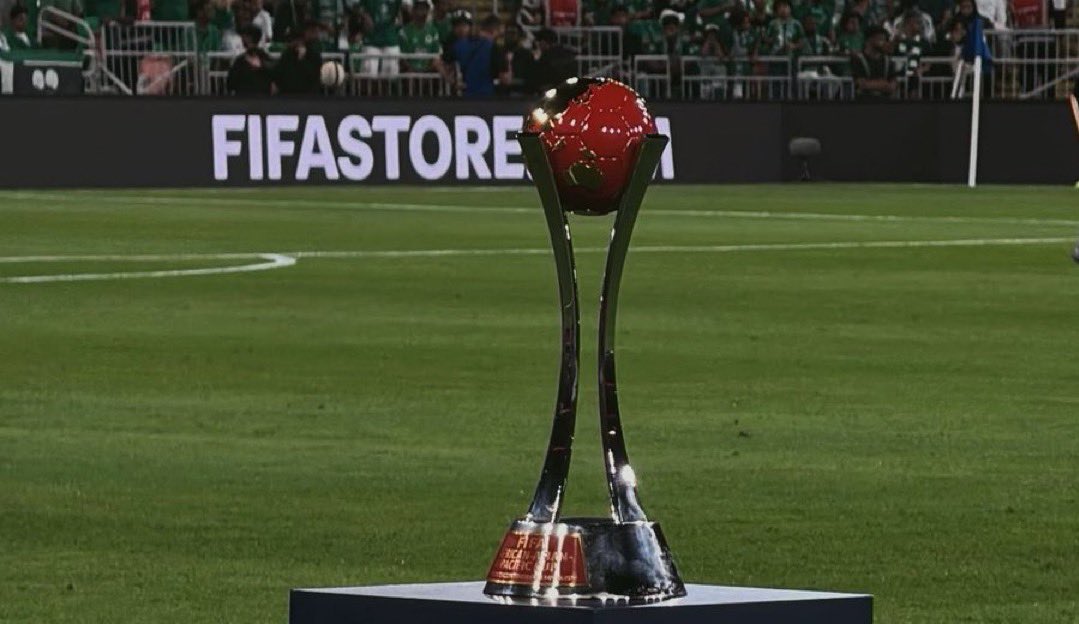 AstralV0idd's tweet photo. أميلُ نحوكِ أغدو قابَ أنفاسي
كما يميلُ نُوَاسيٌّ على الكاسِ https://t.co/nkl2hgjUqy