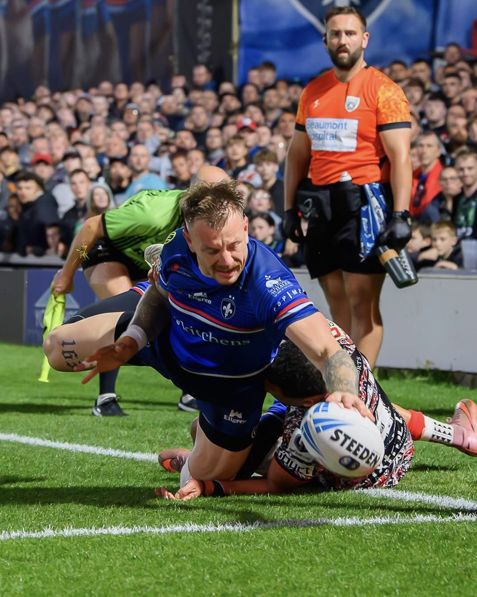 OfficialEllgren's tweet photo. 80 MINUTES AWAY FROM THE SUPER LEAGUE GRAND FINAL! ⚜️🔥

Congratulations to our partners, @wtrinityrl, who are through to the Play-Off Semi-Finals for the first time after beating Leigh Leopards 26-16. 

📷: Wakefield Trinity 

#Ellgren | #WhereTheGameBegins https://t.co/cOkpa7YW8e