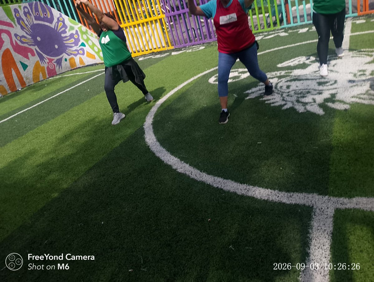 sbrsusana's tweet photo. Se enciende el #SemáforoDeportivo de la @FAHHdeporte en la Plaza Cívica y Recreativa Maracaná con la Profa. @claudiaPin24798, voluntaria de la activación física y deporte, con la estrategia #ActivaciónRítmica con vecinas de la Col. Jardín Balbuena, Alcaldía Venustiano Carranza. https://t.co/OnWrWHWuVY