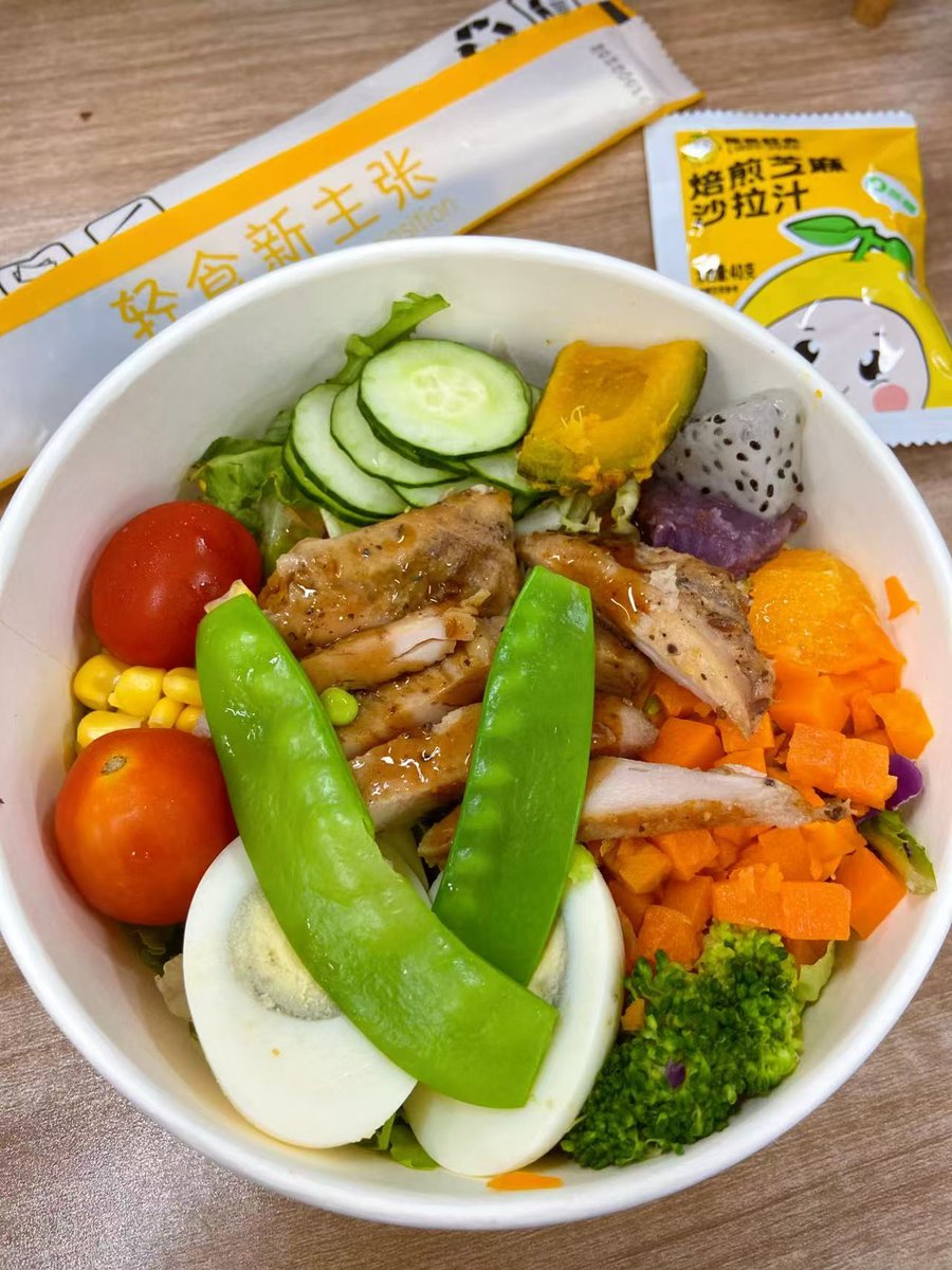 rp3kZE7W9SrW79b's tweet photo. Quick post-workout fuel: Grilled chicken + roasted broccoli + quinoa bowl  Low-cal, high-protein, keeps you full till dinner! （健身后快速补给：烤鸡+烤西兰花+藜麦碗，低卡高蛋白，管饱到晚餐！） https://t.co/V01MmAxKFj