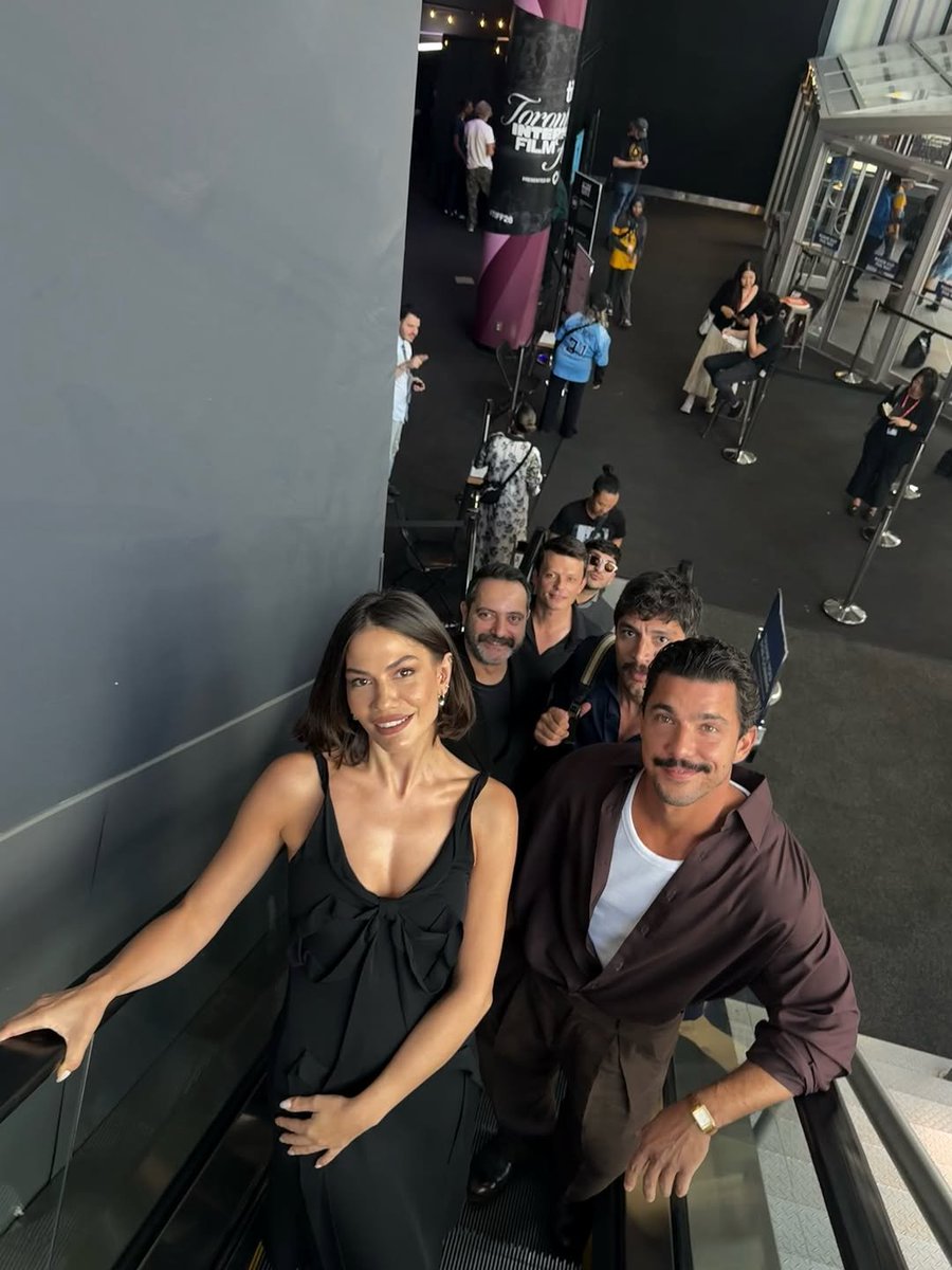 sitedemetpr's tweet photo. ₊🛖꙳꙳૩🌰ܤ𓇬 @|demetozdemir vía instagram feed: «Un poco de magia de Toronto, tanto dentro como fuera de la pantalla ✨
Boda de Djinn en el #TIFF26 🎬

Hora de Toronto, lo siento, pero no lo siento 😎»

𖥦 #DemetÖzdemir ꙳🥥♪♪₊🍫 https://t.co/9VRGwNyulm