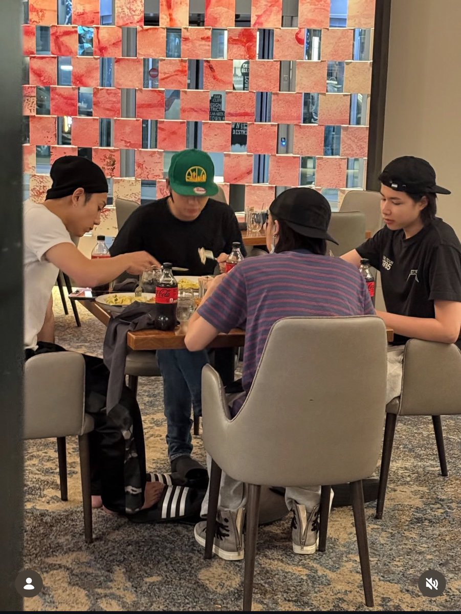 DPNIJP's tweet photo. CRYING JAY IS SO CUTE 😭😭😭 TOOK A PHOTO OF LNGSHOT EATING 🥹 https://t.co/j7TjjFS19v