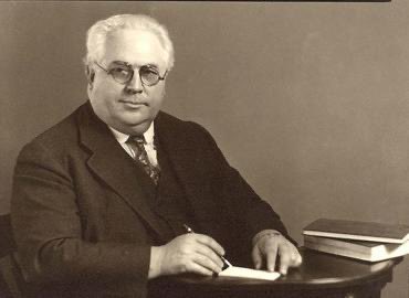 samaeraqe's tweet photo. The "Bovie" is named after Dr. William T. Bovie, an American biophysicist and inventor, worked as a researcher and professor at Harvard University in the 1920s Where he developed the first commercial electrosurgical generator in the 1920s. https://t.co/BRZzQ9FM6u