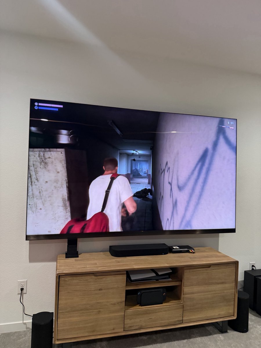 GTASixInfo's tweet photo. A 98 inch tv was the perfect option for GTA  6. https://t.co/VlVpPD2aGI