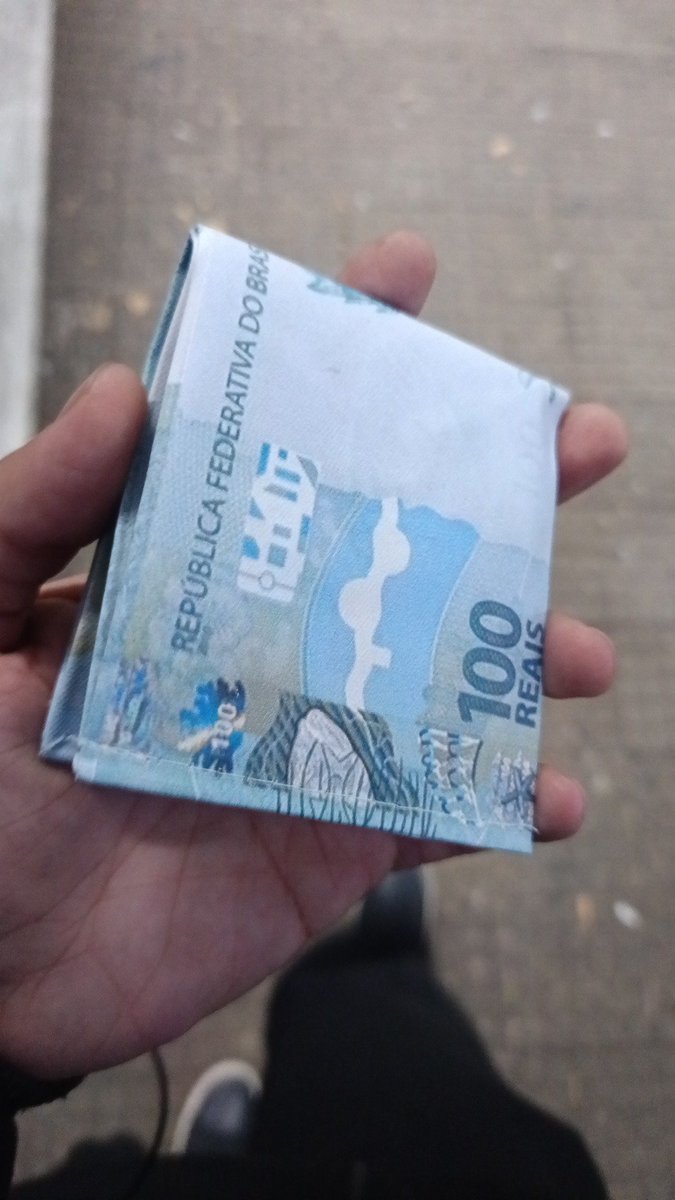 bluyve's tweet photo. Achei uma carteira de um senhorzinho e devolvi pra ele aí ele veio "pera ai que eu vou te dar um presente que vc foi legal" e me deu uma CARTEIRA ESTAMPADA COM UMA NOTA DE 100 REAIS https://t.co/Hs3Nq0w8OF