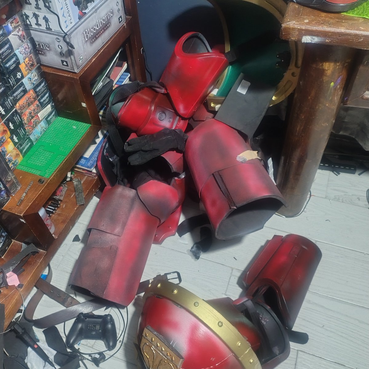 Lautdreck01's tweet photo. Luego de un mes de trabajo he concluido con las piernas y los brazos de la armadura Astarte. Aún queda hacer algunas decoraciones y agregar la tela. Hice un test de movilidad para saber si podía moverme con más libertad y ciertamente es una mejora considerable con la versión OG. https://t.co/GGJORNowrG