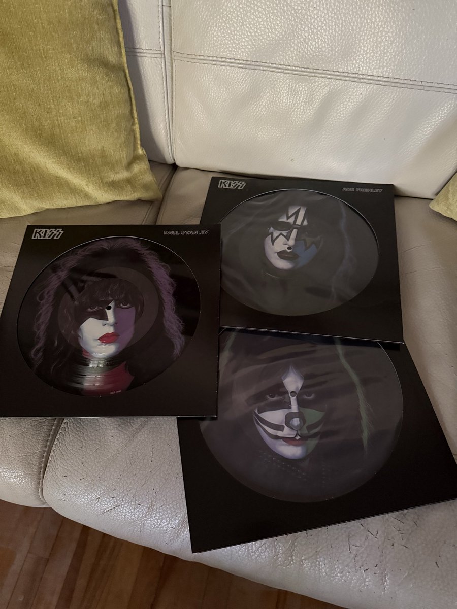 rebelwithyou's tweet photo. On September 18, 1978
Casablanca Records released eponymously-named solo albums from each of the members of KISS⚡️🚀🥁⭐️😈⚡️
#Kiss #KissArmy #vinyls #picturediscs #KissSoloAlbums @ace_frehley #PeterCriss @PaulStanleyLive @genesimmons
WHiCH ONE DO YOU LISTEN MOST OFTEN❓ https://t.co/AiV5WL1Xle