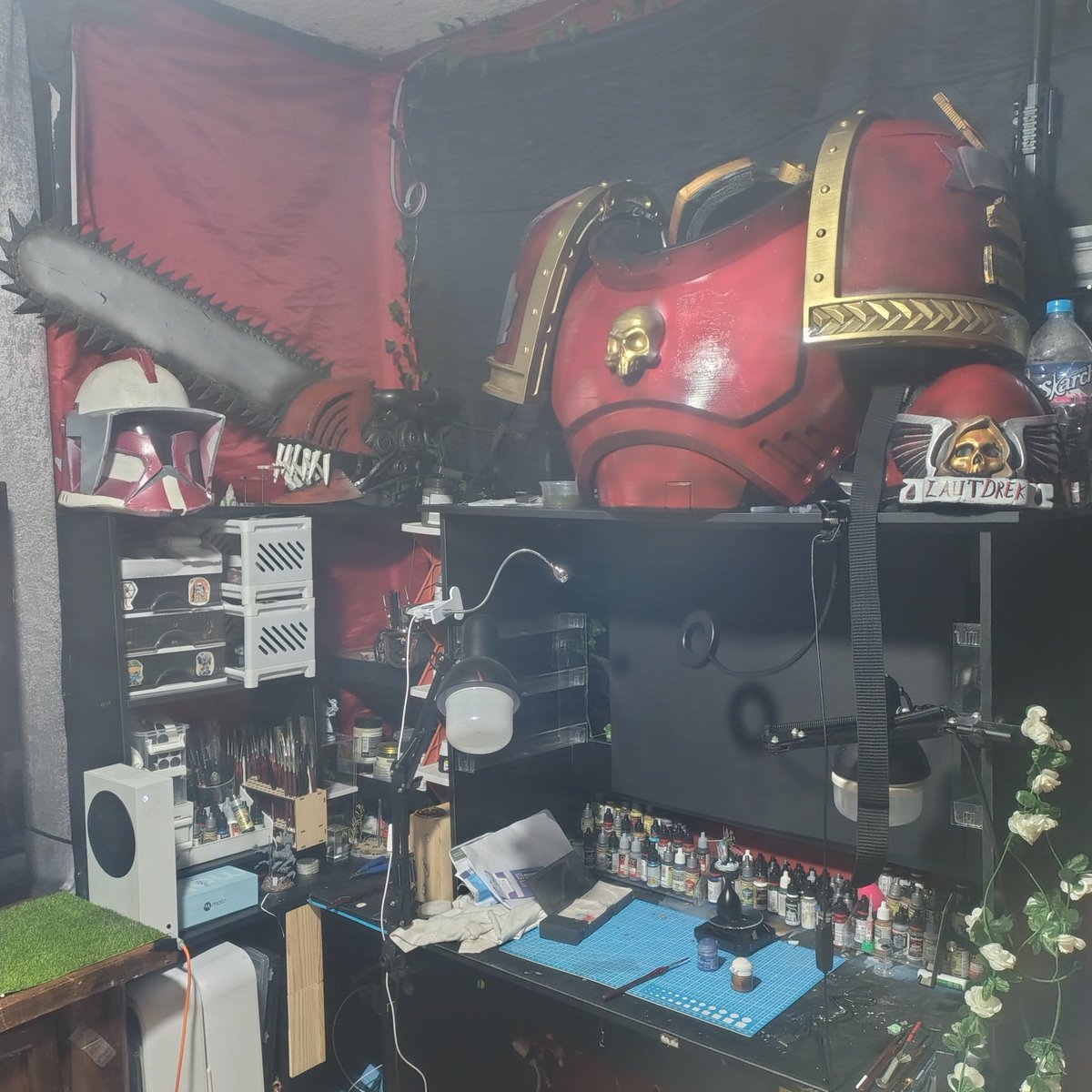 Lautdreck01's tweet photo. Btw. Aunque ahora no he podido pintar mucho ni jugar casi nada por trabajo en la versión 3.0 de mi armadura Astarte, pude organizar de mejor forma mi mesa de trabajo y el mueble de todos mis "trofeos". A ver si en la siguiente convención de Halloween traigo más cosas. https://t.co/6HKZK4TDZU
