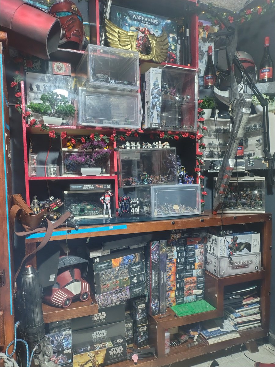 Lautdreck01's tweet photo. Btw. Aunque ahora no he podido pintar mucho ni jugar casi nada por trabajo en la versión 3.0 de mi armadura Astarte, pude organizar de mejor forma mi mesa de trabajo y el mueble de todos mis "trofeos". A ver si en la siguiente convención de Halloween traigo más cosas. https://t.co/6HKZK4TDZU