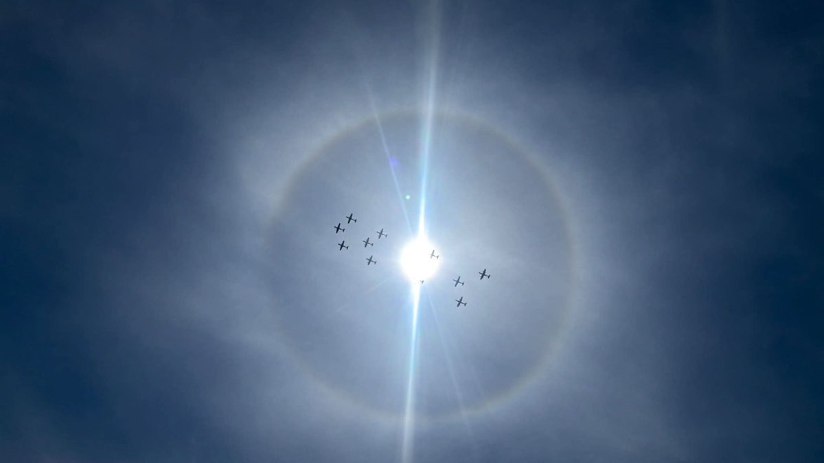 brossamadoz's tweet photo. HALO SOLAR EN MÉXICO.
Impresionantes imágenes del desfile cívico militar celebrado del 16 de Septiembre de 2026 en México, bajo un halo solar adornado por escuadrones de aviones. Imágenes tomadas de diferentes fuentes de facebook.
#CiudadDeMexico
#HaloSolar
#México
#CDMX
#halo https://t.co/n7nTp1D9Xc