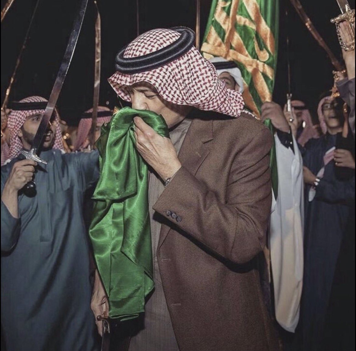 MohammadApu11's tweet photo. @barq @3faas في ذرى سلمان غني على اللحن الطروب

من ورد نهره من الأمن والراحة روا

ياعسى ربي يحفظه ويخليه لنا 💚💚

أبدعتوا يابرق 🤍 مبدعين دائما وحضوركم مميز في كل مناسباتنا 🤍🤍🤍
#برق
#المملكة_العربية_السعودية https://t.co/Cln0zTkUBH