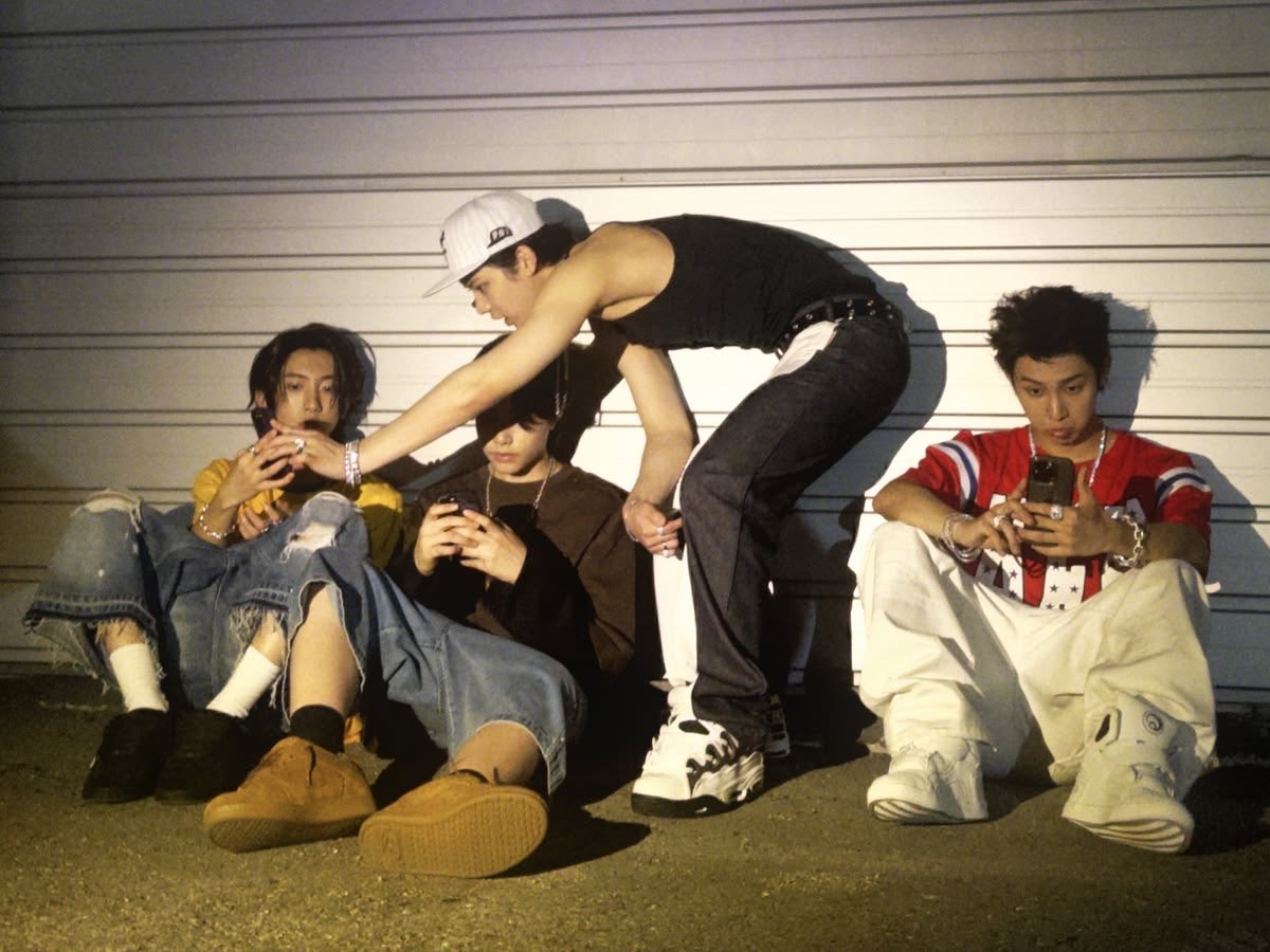 meme_4sho's tweet photo. I really like the way Lngshot takes their pics with Digital cameras bc it makes it more nostalgic https://t.co/ryaMQE75kG