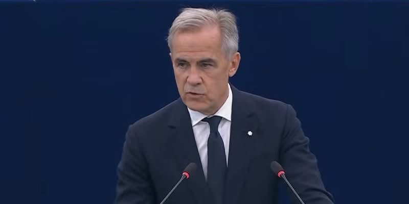 KateriSeraphina's tweet photo. Jonathan le Prof

Je passe une bonne partie de ma vie à enseigner des événements qui ont changé le cours de l’histoire.

Aujourd’hui, j’ai eu l’étrange impression d’en regarder un se produire en direct.

Le discours de Mark Carney devant le Parlement européen dépassait largement une simple visite diplomatique.

Le Canada et l’Europe parlent maintenant ouvertement de se rapprocher davantage, de bâtir de nouvelles alliances et de s’adapter ensemble à un ordre mondial qui est en train de changer sous nos yeux.

On ne sait évidemment pas encore où tout cela mènera. Les historiens ont ce luxe que les contemporains n’ont pas : celui de connaître la suite.

Mais il arrive parfois qu’on sente, pendant que ça se passe, que quelque chose vient de bouger.

Que le monde d’après commence tranquillement à prendre forme devant nous.

Aujourd’hui, j’ai eu ce sentiment.

Et pour une rare fois depuis longtemps, en regardant le monde changer sous nos yeux, j’ai ressenti quelque chose de précieux.

De l’espoir.

L’espoir que l’avenir ne nous condamne pas à choisir entre l’Amérique dépravée de Trump et la Chine autoritaire de Xi Jinping.

L’espoir qu’une autre voie soit encore possible.

Et qu’aujourd’hui, peut-être, elle ait commencé à se dessiner.