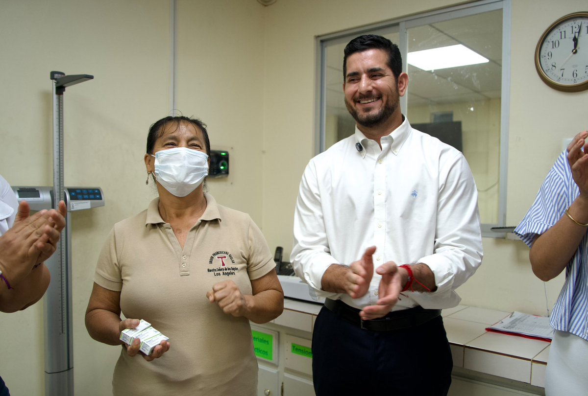 BernardoCordovz's tweet photo. Hoy estuve en #Manabí para cumplir con la promesa realizada por el presidente @DanielNoboaOk de entregar más dosis de insulina para los pacientes del @IESS_SSC. 💪

Verifiqué la entrega de mil dosis para pacientes de los Dispensarios El Cady y El Higuerón, en los cantones Portoviejo y Rocafuerte, respectivamente, ratificando nuestro compromiso con la continuidad de los tratamientos de nuestros asegurados.

Además, recorrí las instalaciones y escuché las necesidades de los pacientes que acuden a estas unidades médicas para constatar que reciban atención de calidad y que accedan a su medicina a tiempo.

Encontré que los pacientes están muy agradecidos con el compromiso de nuestro personal médico y el cumplimiento de sus tratamientos oportunos.

Cuando las cosas marchan bien también hay oportunidades de mejora, por eso ratificamos nuestro compromiso de continuar con la entrega de este medicamento esencial a otros dispensarios médicos de la provincia. 

#ParaEsoEstamos