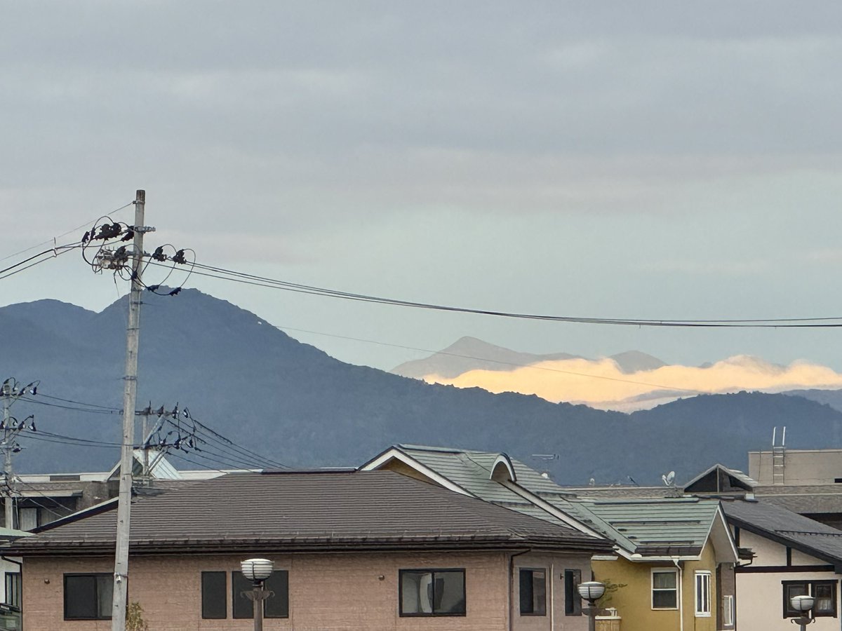 sunsunriko's tweet photo. おはようございます。今朝はいつもと違うところで朝活。一人旅して現実からしばし離れます。が、台風が来てるので予定より一泊早めに帰ります。前にもあったなぁ。今朝は城跡で朝活。
#朝活　#イマソラ　#空が好き https://t.co/jJq5hZMRUC