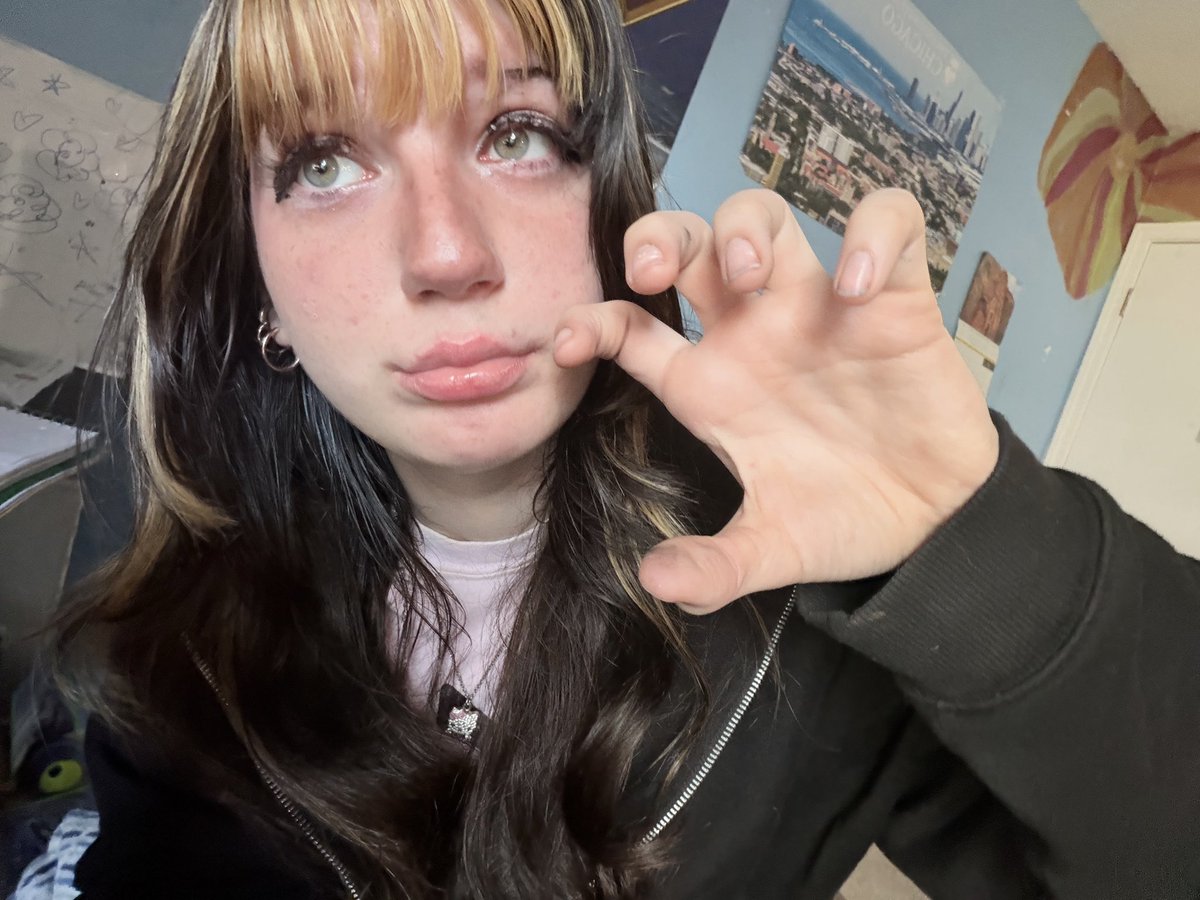 Mimimochimeow's tweet photo. Filterless me holy ugly https://t.co/wcO4NZIhgh