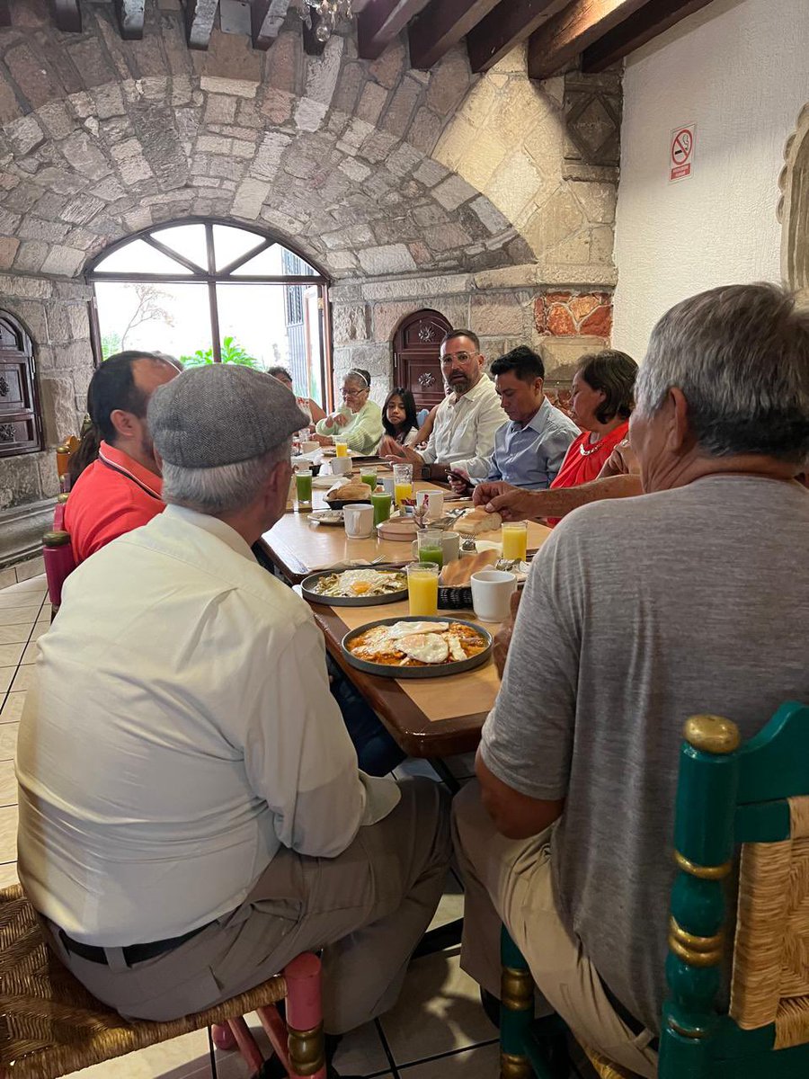 CuernavacaPri's tweet photo. Reunión con amigos y vecinos de la colonia el empleado de #Cuernavaca. 
Gracias Carlos fuentes “La Escoba” por recibirnos. https://t.co/TpxuDuNlbg