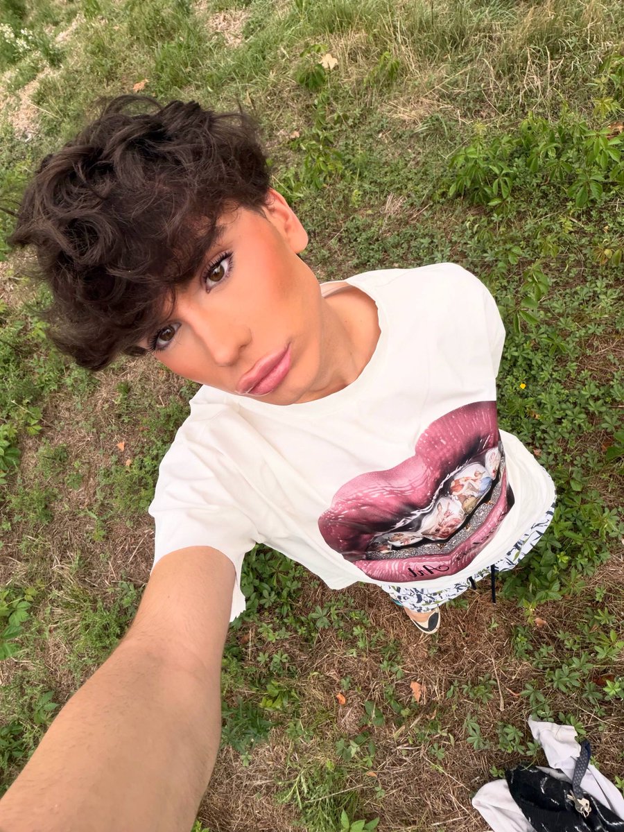 ryoo_amc's tweet photo. Would you  kiss me in public not minding I’m trans ? 🏳️‍⚧️

Be honest ! https://t.co/1X849HlpAz