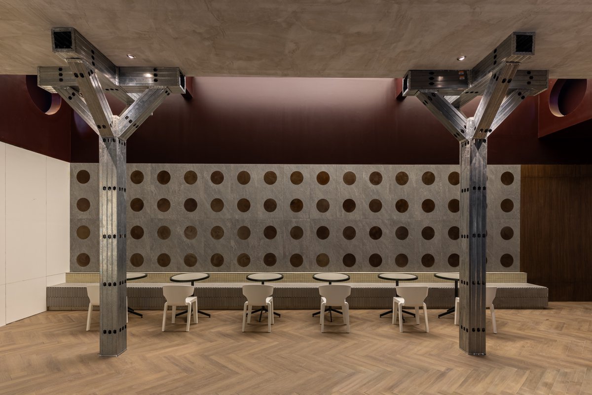 CASACORPERU's tweet photo. Peatonal reinterpreta elementos del pasado con materiales no convencionales, como columnas de metal, en un café que invita a bajar el ritmo y quedarse un poco más. #CASACORPerú2026 #CASACORPerú #Arquitectura #Diseño https://t.co/DWYnKc7U8f