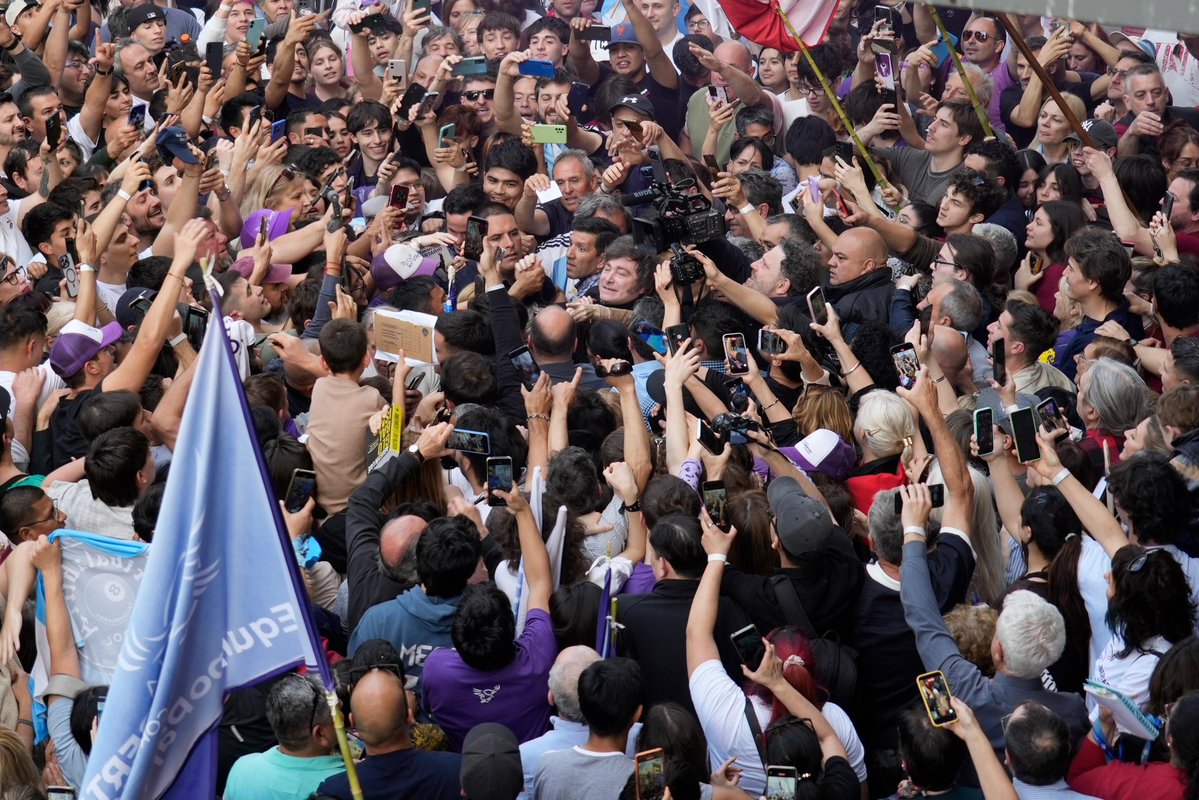 MandrilandiaX's tweet photo. El presidente más querido por lejos. Esta red es un microclima y psicopateo kuka constante. Los medios operadores lo mismo.

Todos amamos a @JMilei y esto NO es una fake news. 

Abrazo https://t.co/yJnPgEZ3HL