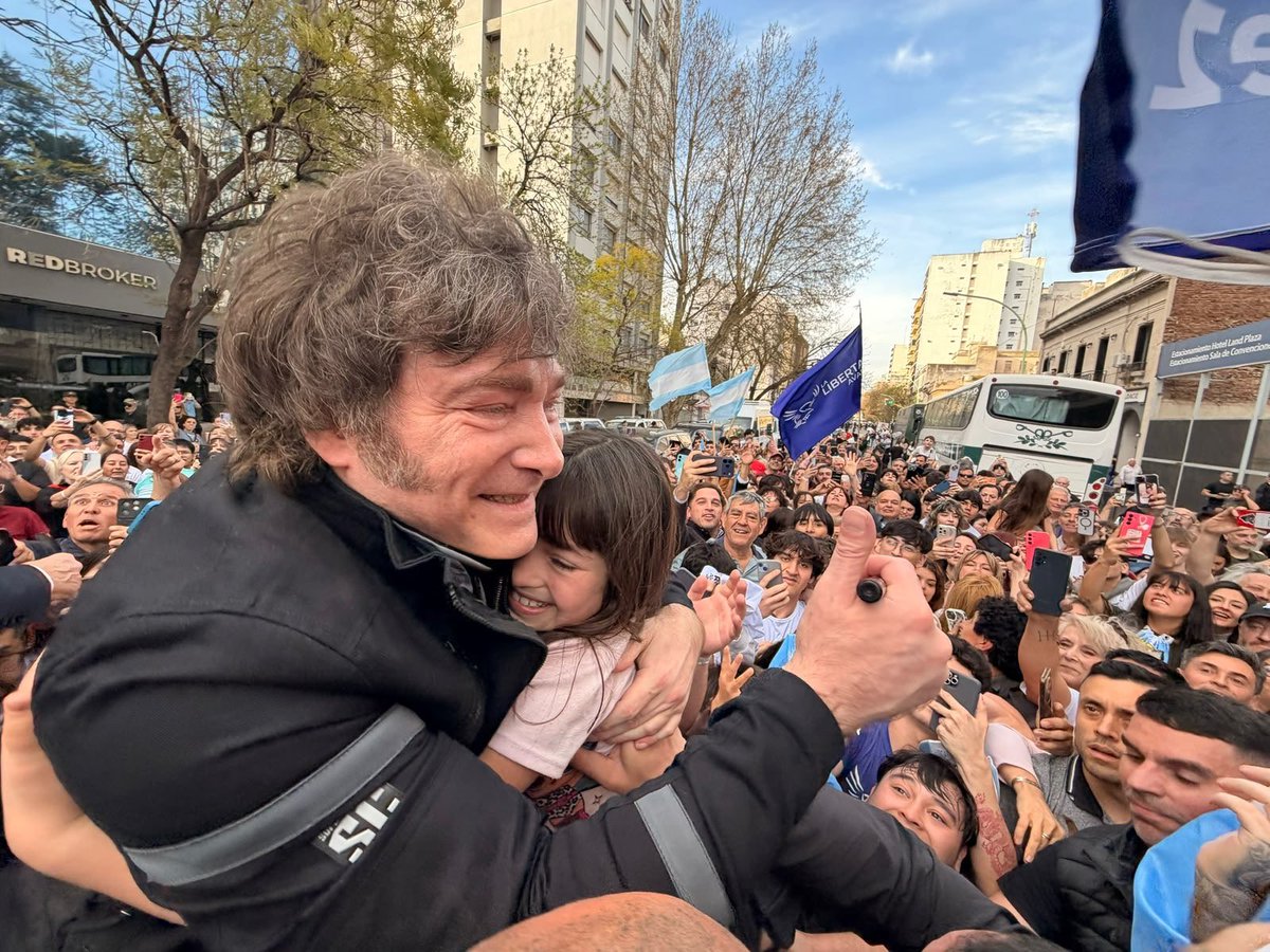 MandrilandiaX's tweet photo. El presidente más querido por lejos. Esta red es un microclima y psicopateo kuka constante. Los medios operadores lo mismo.

Todos amamos a @JMilei y esto NO es una fake news. 

Abrazo https://t.co/yJnPgEZ3HL